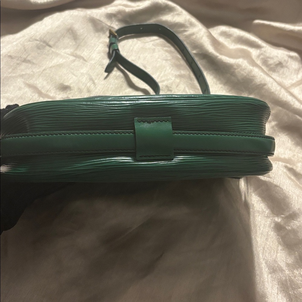 LOUIS VUITTON Epi Jeune Fille Shoulder Bag Green & Matching Key Card Wallet - Picture 4 of 11